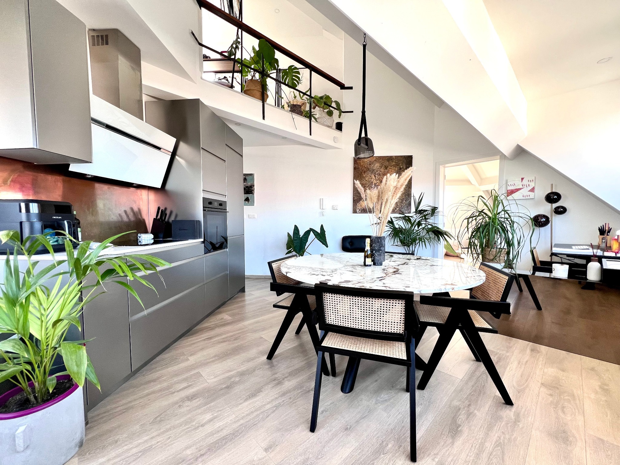 Gestionnaire Hexuvium accueillant un voyageur — service conciergerie Airbnb clé en main en Belgique