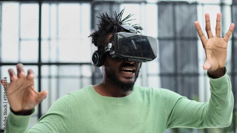 Homme souriant utilisant un casque de réalité virtuelle dans un espace intérieur moderne, illustrant l'innovation chez Hexuvium.