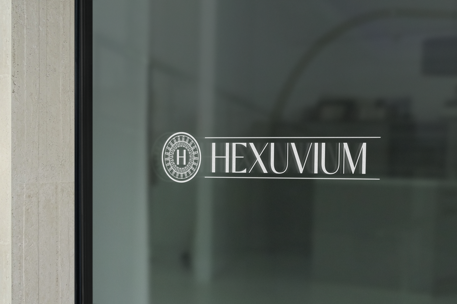 Porte en verre avec le logo d'Hexuvium et l'inscription 