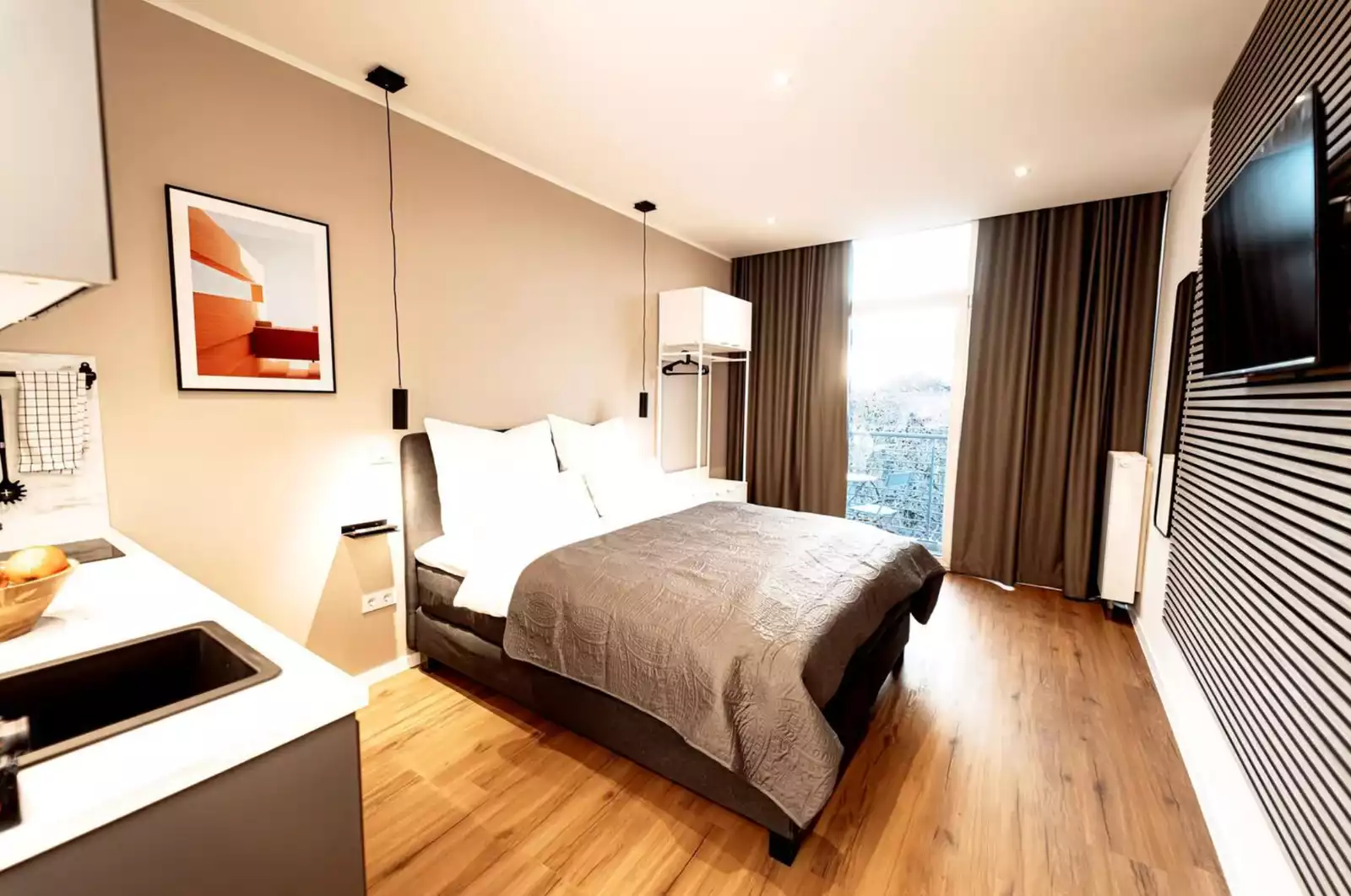 Phòng ngủ ấm cúng ở Cologne, Đức, với trang trí hiện đại và đồ nội thất thoải mái.