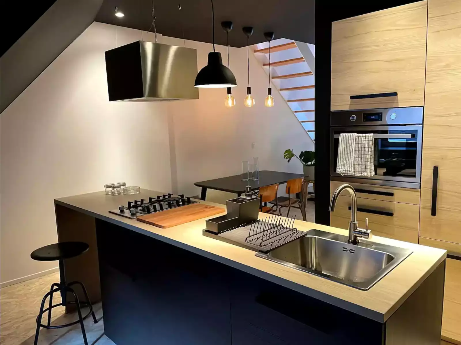 Nhà bếp hiện đại ở Liège, Bỉ, thể hiện thiết kế thanh lịch và chức năng.