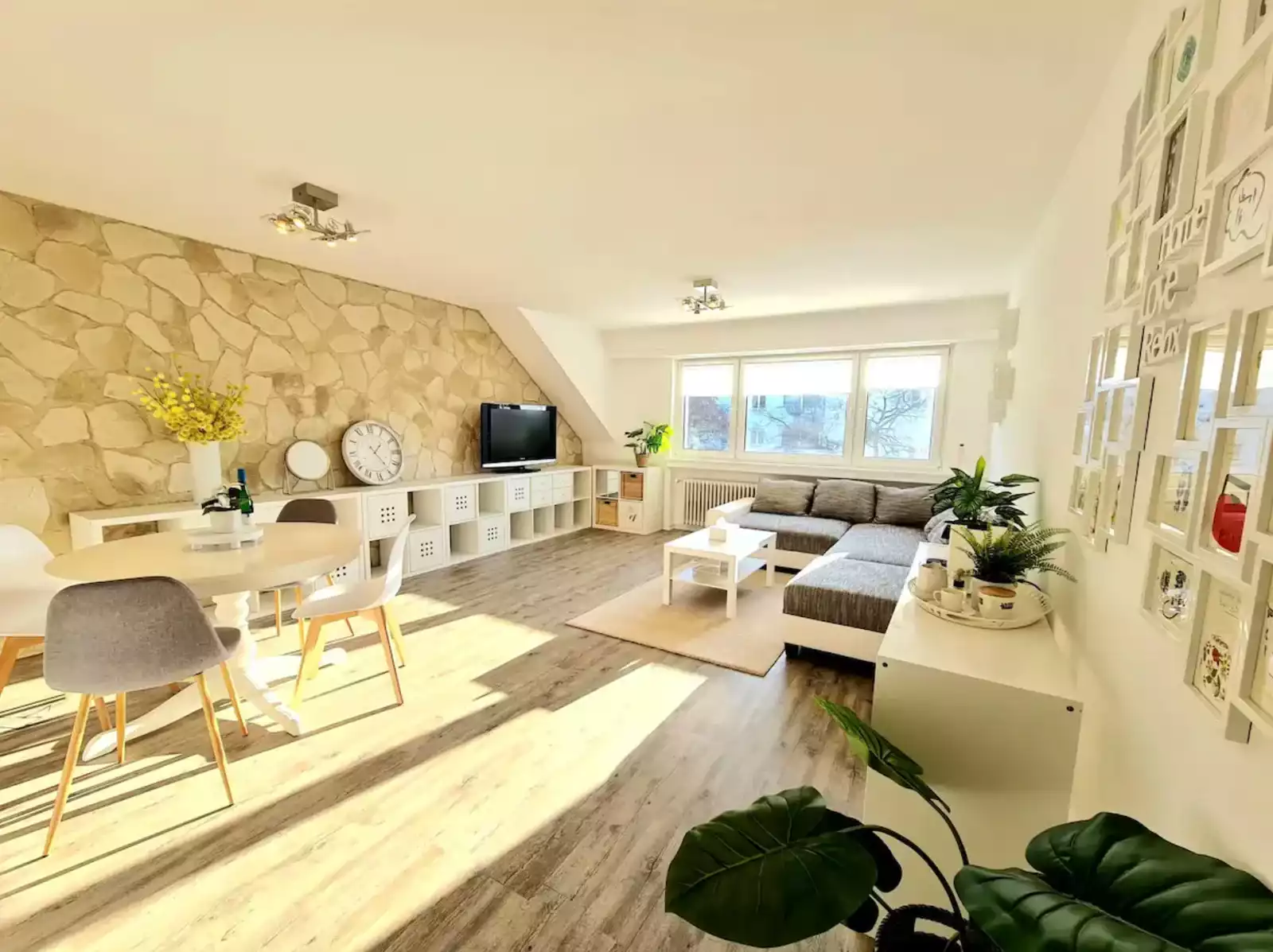 Phòng khách phong cách ở Thành phố Luxembourg, với trang trí hiện đại và chỗ ngồi thoải mái.