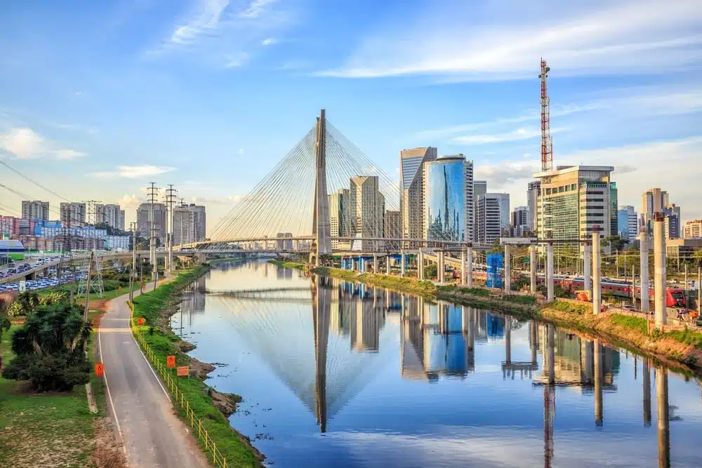 Serviço de conciergeria Airbnb em São Paulo, oferecendo uma gestão completa das propriedades, desde a criação de anúncios até a manutenção, para maximizar seus rendimentos locativos.